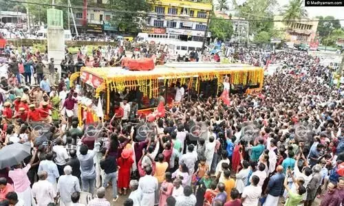 വി.എസിനെ കാണാൻ മഴയെ അവഗണിച്ചും ജനസാഗരം; പുന്നപ്രയുടെ മണ്ണിലേക്ക് സമരനായകൻ