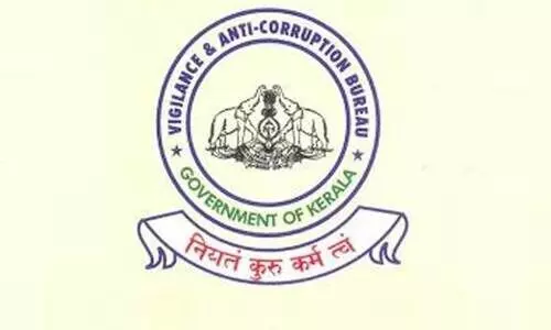 മോ​ട്ടോ​ർ വാ​ഹ​ന വ​കു​പ്പ് ഓ​ഫി​സു​ക​ളി​ൽ വി​ജി​ല​ൻ​സ് പ​രി​ശോ​ധ​ന; ക്ര​മ​ക്കേ​ടു​ക​ൾ ക​ണ്ടെ​ത്തി