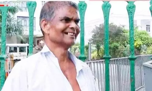 വി.എസിനെ ഒരു നോക്കു കാണാൻ ചന്ദ്രൻ തിരുവനന്തപുരത്തെത്തി വി.എസിനെ ഒരു നോക്കു കാണാൻ ചന്ദ്രൻ തിരുവനന്തപുരത്തെത്തി