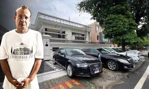 സ്വന്തമായി എംബസിയും അംബാസഡർ പദവിയും; ഈ വ്യാജനെ കണ്ട് പൊലീസും ഞെട്ടി...! സ്വന്തമായി എംബസിയും അംബാസഡർ പദവിയും; ഈ വ്യാജനെ കണ്ട് പൊലീസും ഞെട്ടി...!