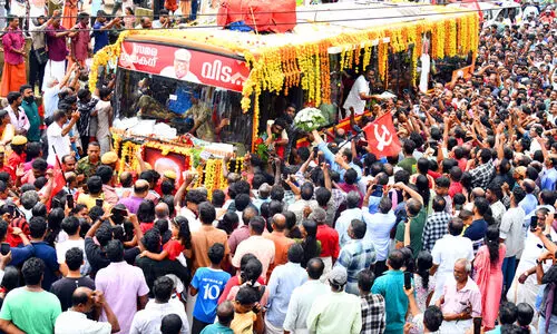 ‘വി.എസ് അവസാന കമ്യൂണിസ്റ്റല്ലാ... ഞങ്ങളീ പാത പിന്തുടരും...’ ‘വി.എസ് അവസാന കമ്യൂണിസ്റ്റല്ലാ... ഞങ്ങളീ പാത പിന്തുടരും...’