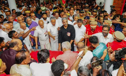 അന്ത്യാഞ്ജലിയുമായി പ്രമുഖരുടെ നീണ്ടനിര