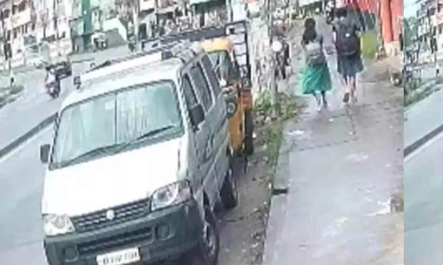 ഫുട്പാത്തിലൂടെ നടന്നുപോയ വിദ്യാർഥിനികളെ അമിത വേഗതയിൽ എത്തിയ ബൈക്ക് ഇടിച്ചുതെറിപ്പിച്ചു