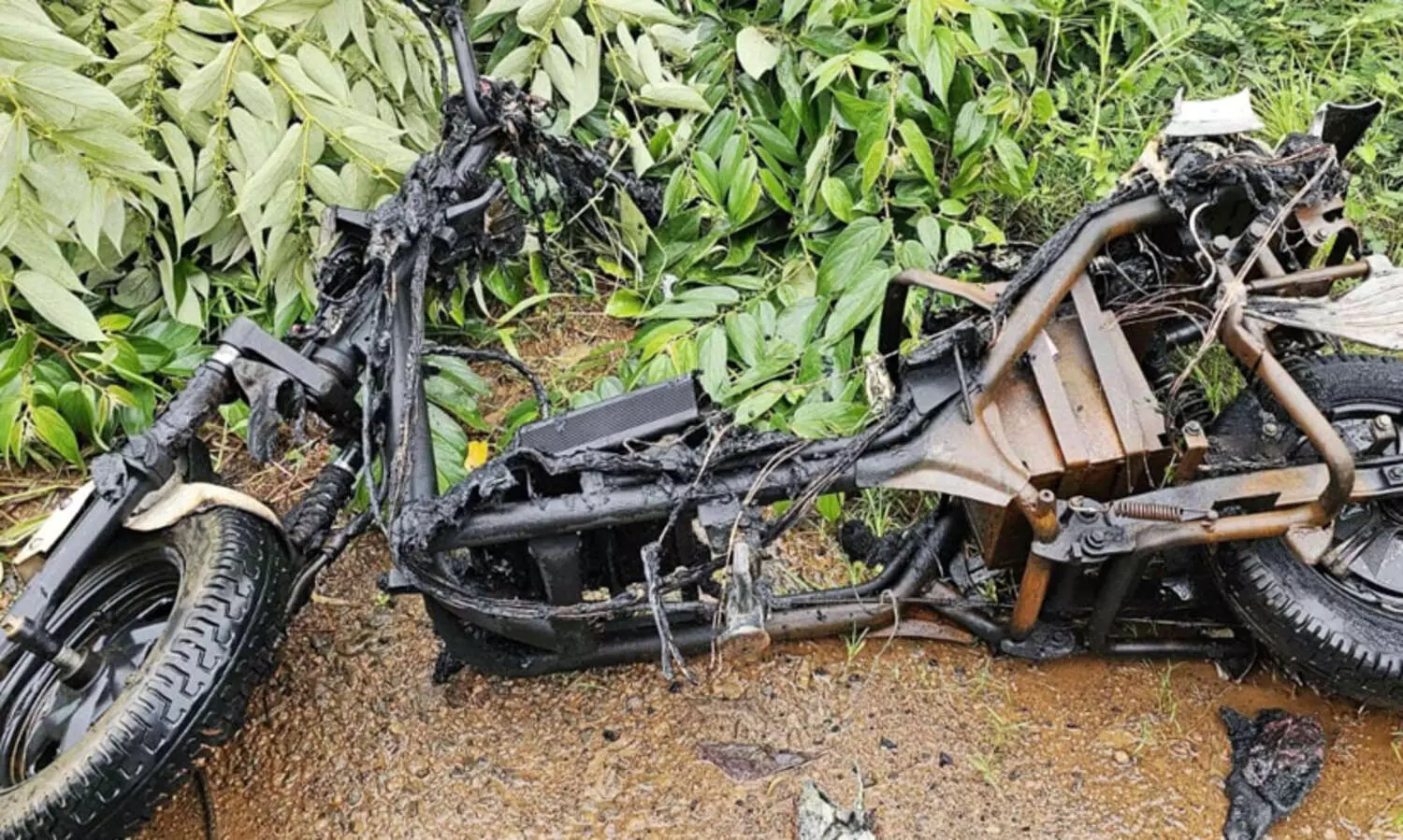 ചാർജ് ചെയ്യുന്നതിനിടെ ഇലക്ട്രിക് സ്കൂട്ടർ കത്തി നശിച്ചു