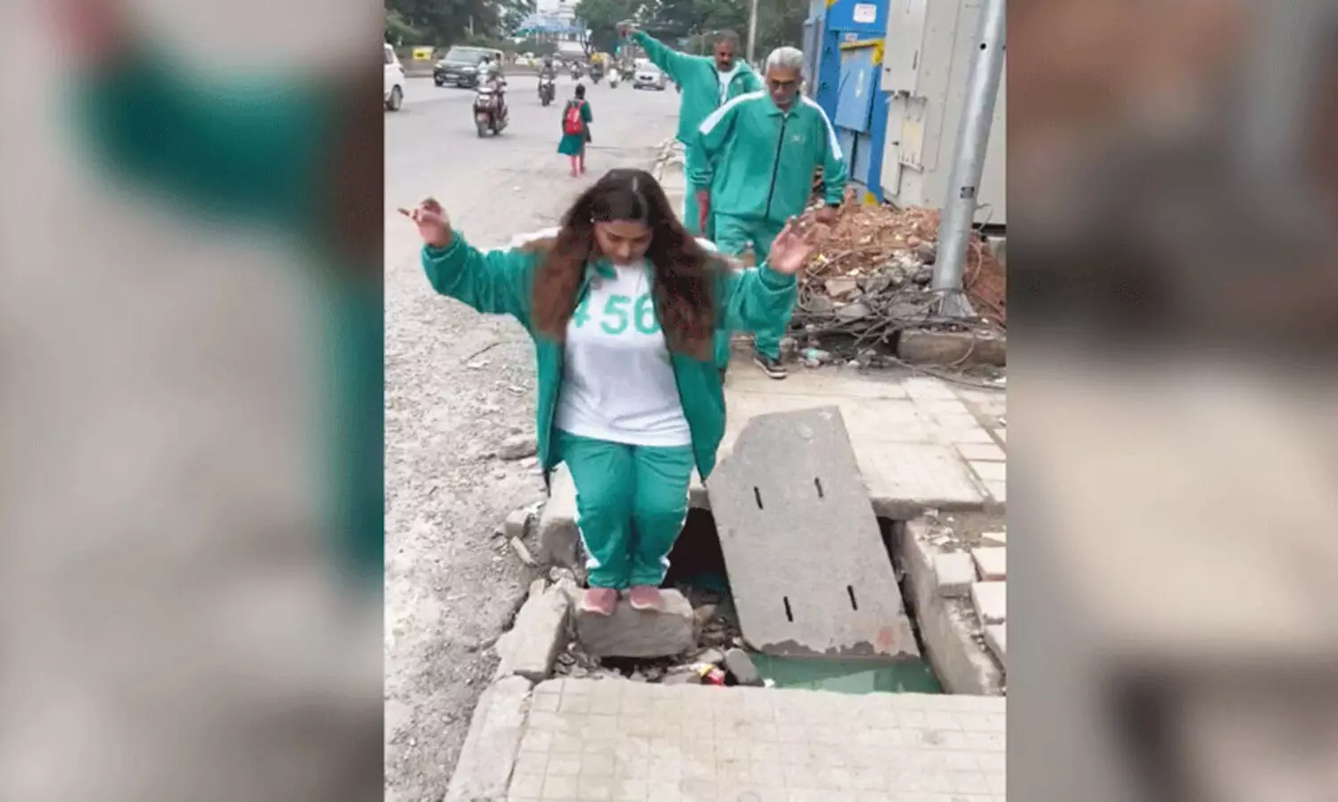 നടപ്പാതകളിൽ മരണക്കെണികളൊരുക്കി രാജ്യത്തിന്റെ ടെക് തലസ്ഥാനം; ‘സ്ക്വിഡ് ഗെയിം’ മോഡൽ പ്രതിഷേധവുമായി കലാപ്രവർത്തകർ