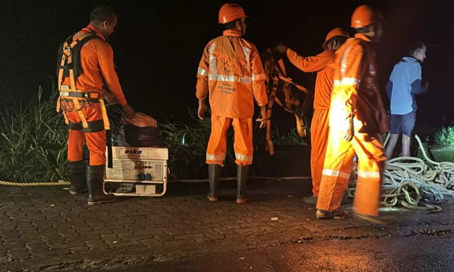 പുള്ളിക്കാനത്ത് എറണാകുളം സ്വദേശി കാൽവഴുതി കൊക്കയിൽ വീണു; രക്ഷാപ്രവർത്തനം തുടരുന്നു
