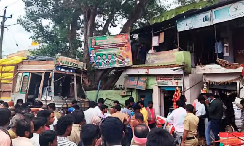 വളം കയറ്റിയ ലോറി ബേക്കറിയിൽ ഇടിച്ചുകയറി മൂന്നു മരണം വളം കയറ്റിയ ലോറി ബേക്കറിയിൽ ഇടിച്ചുകയറി മൂന്നു മരണം