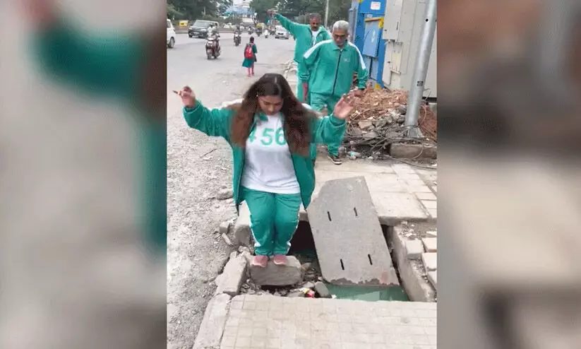 നടപ്പാതകളിൽ മരണക്കെണികളൊരുക്കി രാജ്യത്തിന്റെ ടെക് തലസ്ഥാനം; ‘സ്ക്വിഡ് ഗെയിം’ മോഡൽ പ്രതിഷേധവുമായി കലാപ്രവർത്തകർ