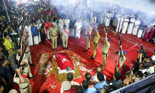 അന്ത്യനിദ്രയിൽ ജനനായകൻ; അലകടലായി ജനം