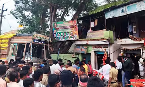 വ​ളം ക​യ​റ്റി​യ ലോ​റി ബേ​ക്ക​റി​യി​ൽ ഇ​ടി​ച്ചു​ക​യ​റി മൂ​ന്നു മ​ര​ണം