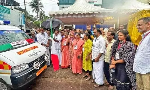 പ്ര​വാ​സി വെ​ൽ​ഫെയ​ർ കു​വൈ​ത്ത് ആം​ബു​ല​ൻ​സ് സ​മ​ർ​പ്പി​ച്ചു