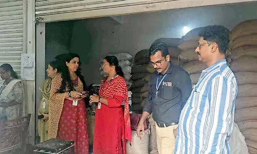 റേ​ഷ​ൻ ക​ട​യി​ൽ ഭ​ക്ഷ്യ​ധാ​ന്യ   വി​ത​ര​ണ​ത്തി​ൽ ക്ര​മ​ക്കേ​ട്