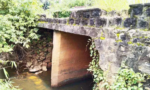 മറുകര കടക്കാൻ എന്തുചെയ്യും? കല്ലുപാലം തകർച്ചയിൽ