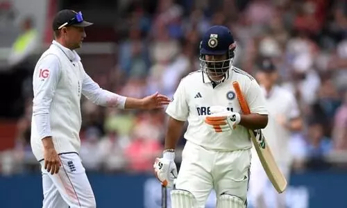 പരിക്കുംവെച്ച് ബാറ്റ് ചെയ്ത് സെവാഗിന്റെ റെക്കോഡിനൊപ്പം; പക്ഷേ പന്തിന് ഇനി ഒന്നര മാസം കളിക്കാൻ പറ്റിയേക്കില്ല