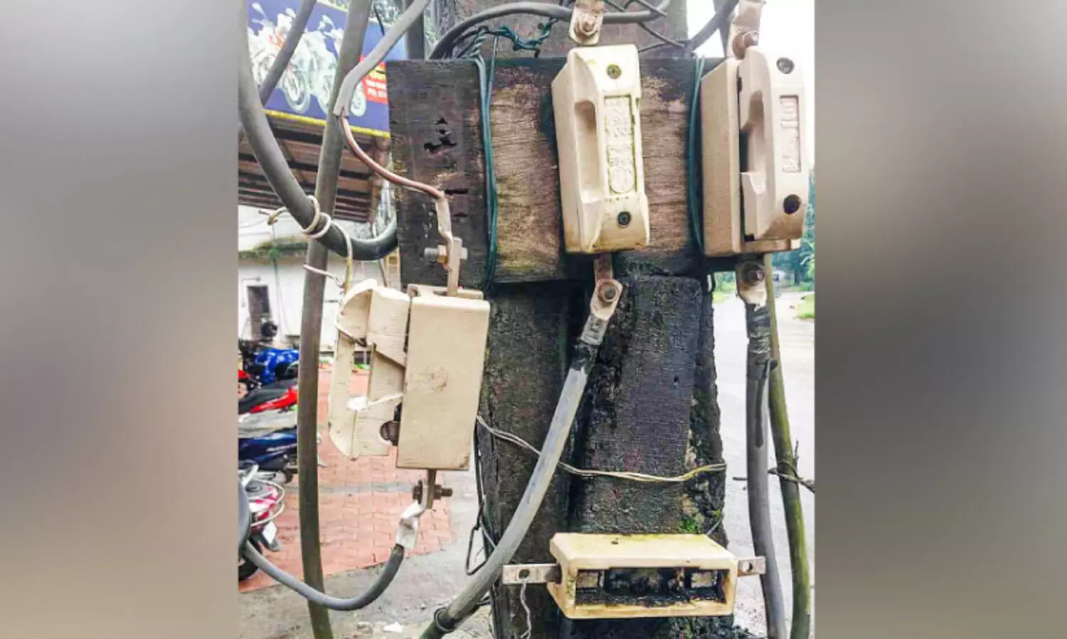 അപായം! അരികെ...  സ്‌കൂളിന്​ സമീപത്തെ ഫ്യൂസ് കാരിയറുകൾ അപകടാവസ്ഥയിൽ