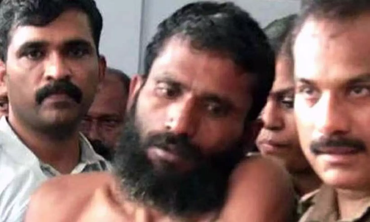 ജനക്കൂട്ടത്തിന് നേരെ കൈവീശി റ്റാറ്റ പറഞ്ഞ് കൂസലിലല്ലാതെ ഗോവിന്ദച്ചാമി