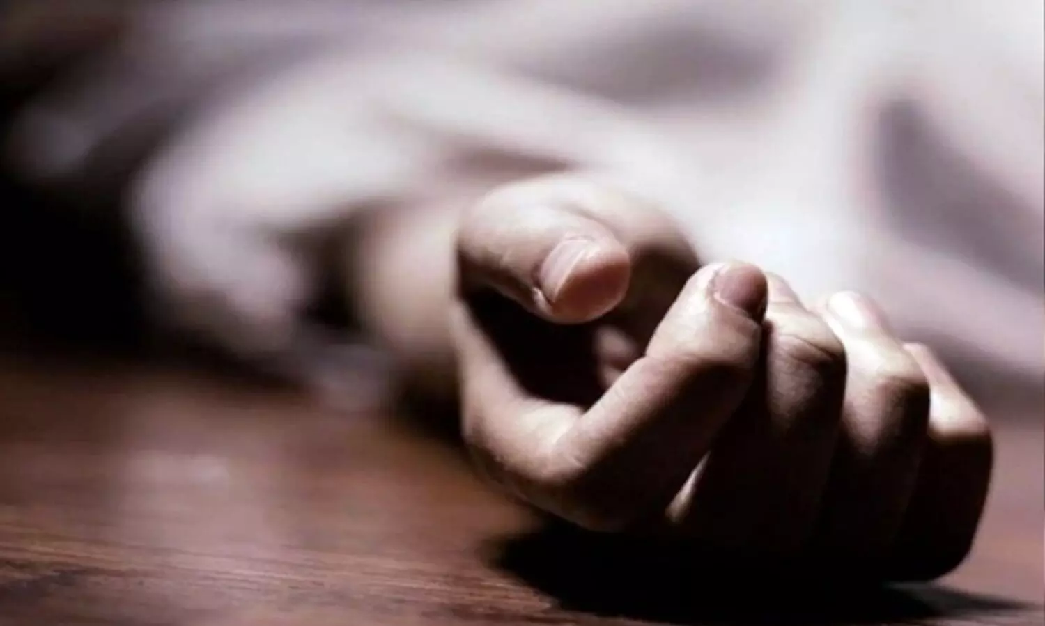 വീടിനു പിന്നിലെ മരം കടപുഴകി വീണു; ഓടി രക്ഷപ്പെടാൻ ശ്രമിക്കുന്നതിനിടെ ഗൃഹനാഥന് ദാരുണാന്ത്യം