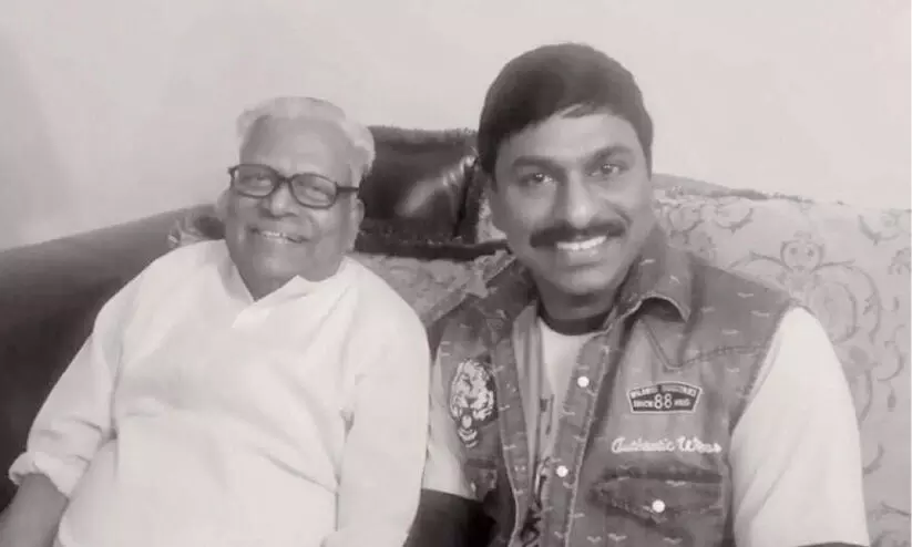 manoj mayyanur with vs achuthananthan