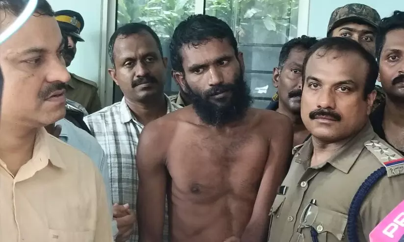 ഗോവിന്ദച്ചാമിയുടെ ജയിൽചാട്ടം; കണ്ണൂർ ജയിലിലെ ഹെഡ് വാർഡൻ ഉൾപ്പെടെ നാല് ഉദ്യോഗസ്ഥർക്ക് സസ്പെൻഷൻ ഗോവിന്ദച്ചാമിയുടെ ജയിൽചാട്ടം; കണ്ണൂർ ജയിലിലെ ഹെഡ് വാർഡൻ ഉൾപ്പെടെ നാല് ഉദ്യോഗസ്ഥർക്ക് സസ്പെൻഷൻ