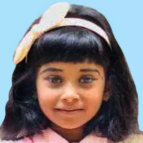 പി​താ​വ് ഓ​ടി​ച്ച ഓ​ട്ടോ​റി​ക്ഷ കു​ഴി​യി​ൽ ചാ​ടി; തെ​റി​ച്ചു​വീ​ണ ആ​റു വ​യ​സ്സു​കാ​രി മ​രി​ച്ചു