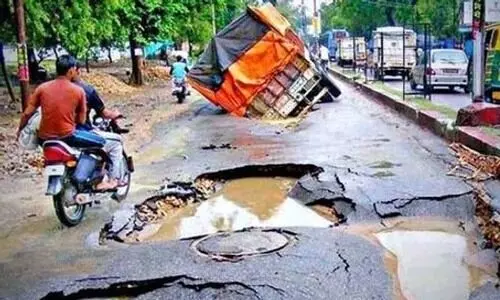 എ​ൻ​ജി​നീ​യ​ർ​മാ​ർക്ക് വിമർശനം; റോഡിൽ​ പൊലിഞ്ഞവരുടെ ഉറ്റവരുടെ വിഷമം കണ്ണുതുറപ്പിക്കാത്തതെന്തെന്ന് ഹൈകോടതി