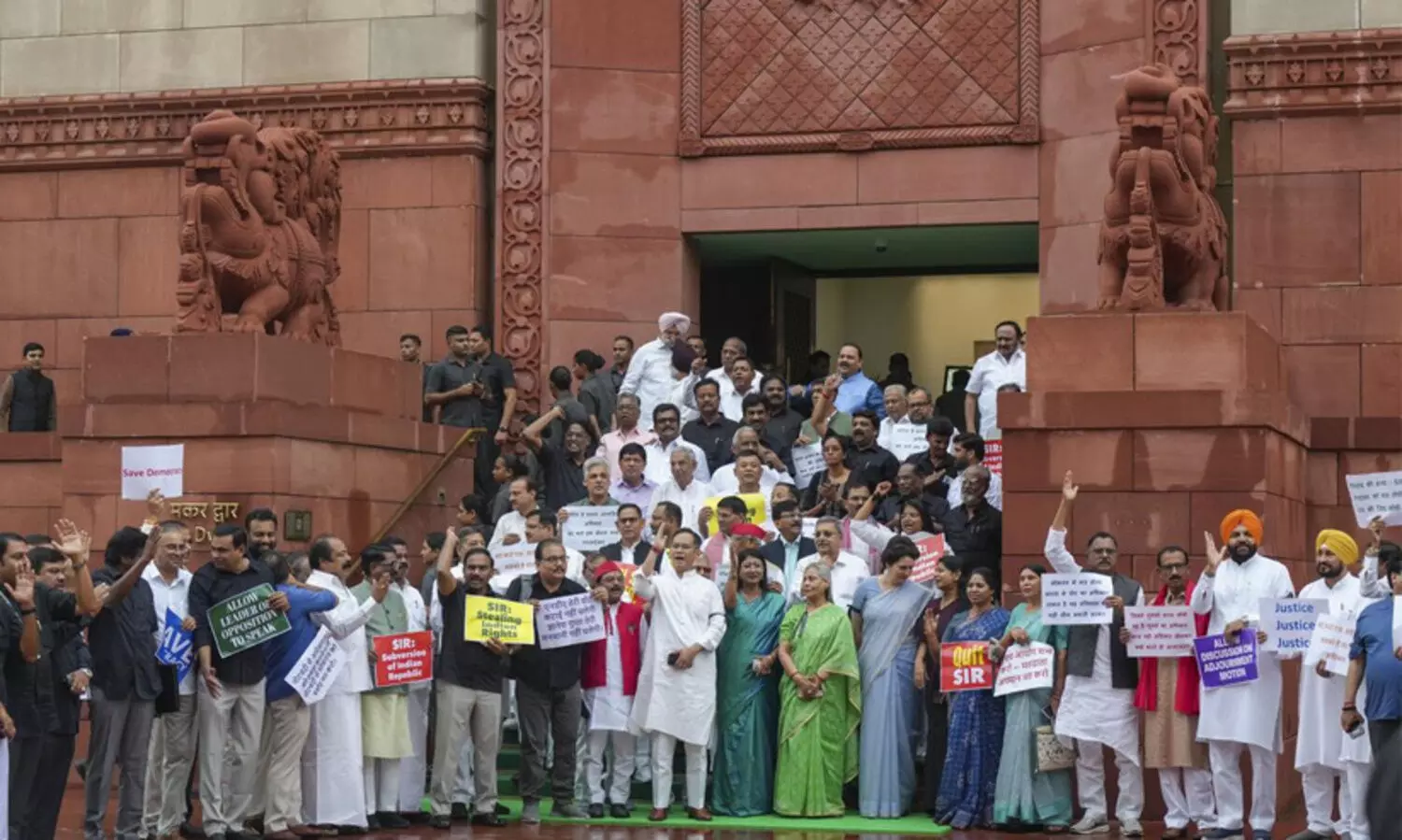 വർഷകാല സമ്മേളനത്തിന്റെ ആദ്യവാരം ഒലിച്ചു​പോയി; വോ​ട്ടു വി​ല​ക്കി​നെ​തി​രാ​യ പ്ര​തി​ഷേ​ധം ക​ന​പ്പി​ച്ചു
