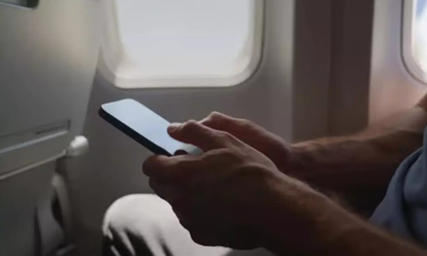വിമാനത്തിൽ മൊബൈൽ ഫോൺ ഫ്ളൈറ്റ് മോഡിലാക്കിയില്ലെങ്കിൽ എന്ത് സംഭവിക്കും?
