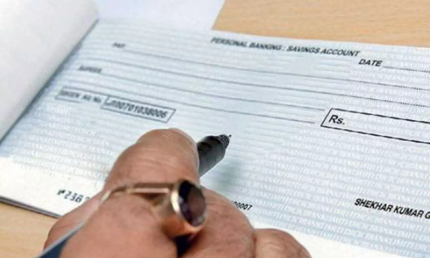 പ​ണ​മാ​യി 20,000 രൂ​പ​ക്കു​മേ​ൽ ന​ൽ​കി​യ ഇ​ട​പാ​ടു​ക​ൾ നി​യ​മ​പ​ര​മ​ല്ലാ​ത്ത​തി​നാ​ൽ ചെക്ക്​ കേസ്​ നിലനിൽക്കില്ല