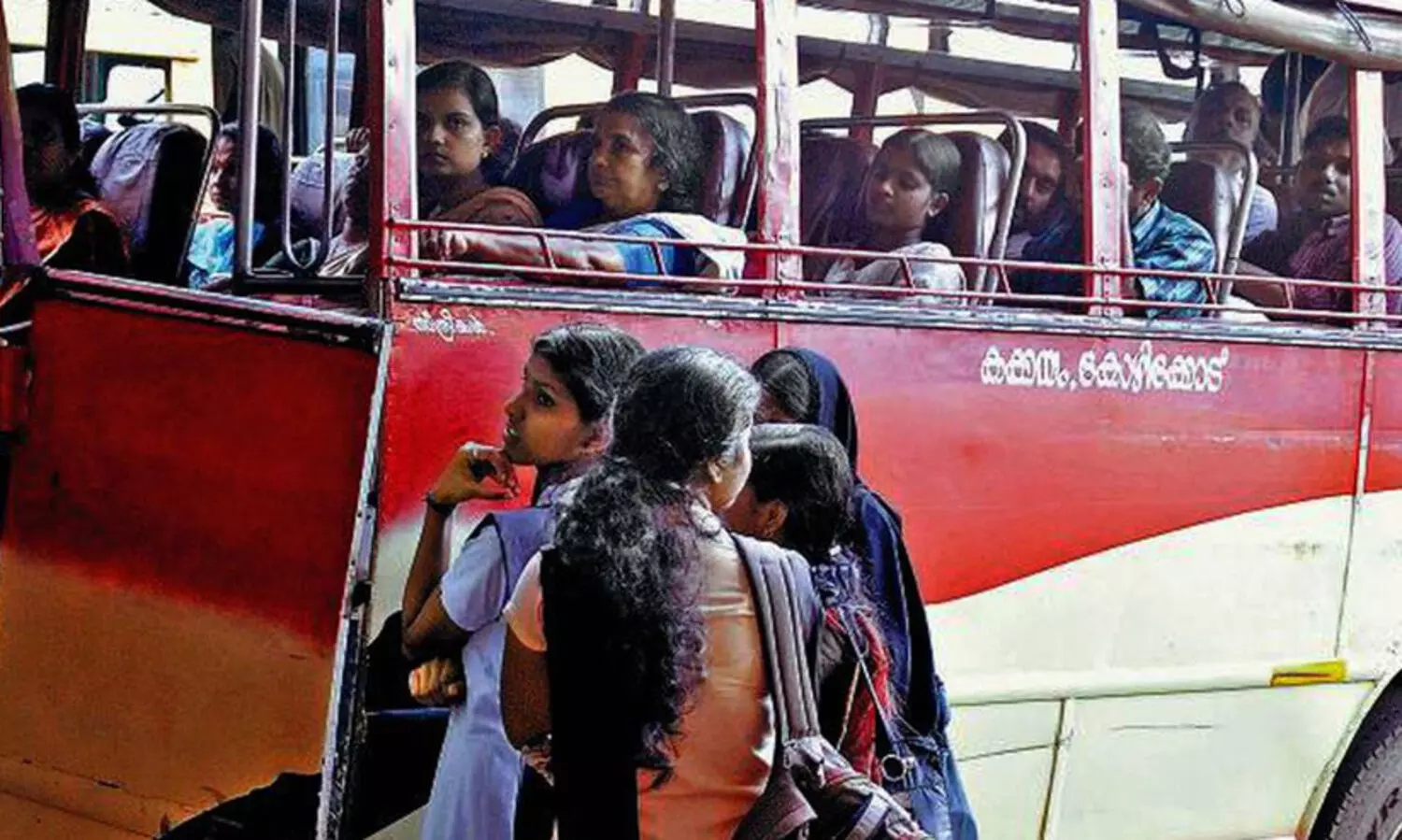 വിദ്യാർഥികളെ ‘ഇന്റർവ്യൂ’ ചെയ്ത് ബസ് ജീവനക്കാർ