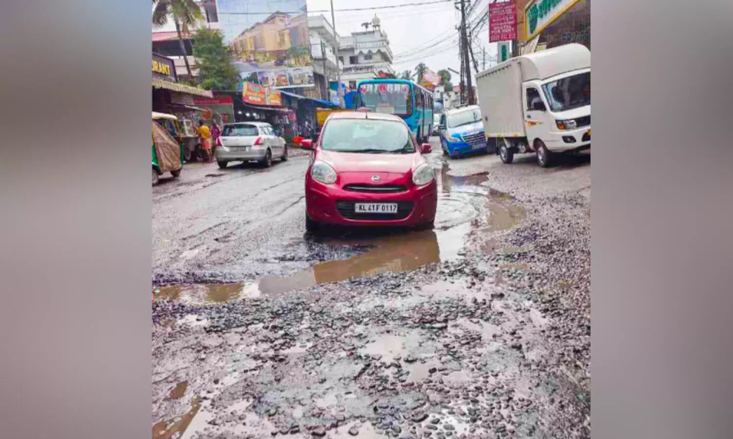 കെണിയായി മഴക്കുഴികൾ