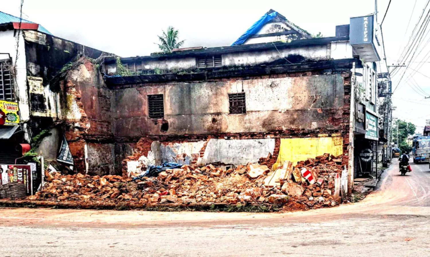 തകർച്ചാഭീഷണിയിലായ ജൂതനിർമിത കെട്ടിടം പൊളിച്ചു; മാ​ധ്യ​മം വാ​ർ​ത്ത​യെ തു​ട​ർ​ന്നാ​ണ് ന​ട​പ​ടി