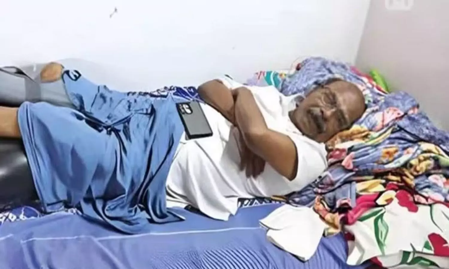 ചോർന്നൊലിക്കുന്ന വീട്ടിൽ ജപ്തി ഭീഷണി ഭയന്ന് സി.സി മുകുന്ദൻ എം.എൽ.എ, സന്ദര്‍ശിച്ച് മന്ത്രി കെ. രാജനും വി.എസ് സുനില്‍കുമാറും