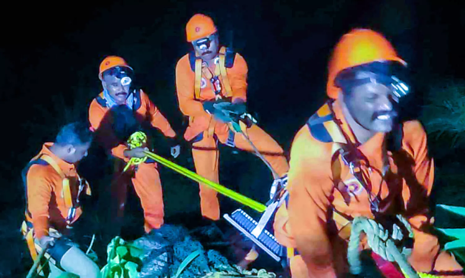 കൊക്കയിൽ വീണ വിനോദ സഞ്ചാരിയെ പുറത്തെത്തിച്ചത് ആറു മണിക്കൂർ പരിശ്രമിച്ച്​