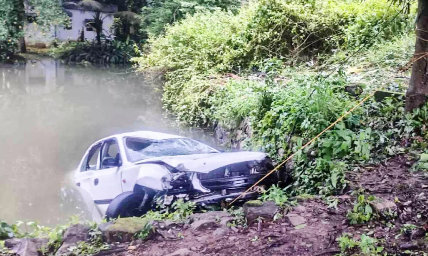കാർ വീണത്​ രണ്ടാൾ താഴ്ചയുള്ള കുളത്തിലേക്ക്; ഞെട്ടൽ മാറാതെ മ​ന്നം​ക​ര​ച്ചി​റ