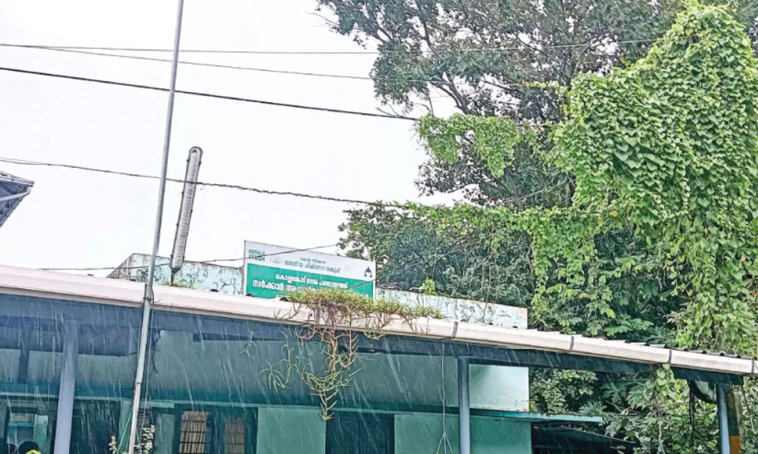 ഭീതിപരത്തി വൈദ്യുതി ലൈനുമായി ചേർന്ന് കേബിൾ വയർ