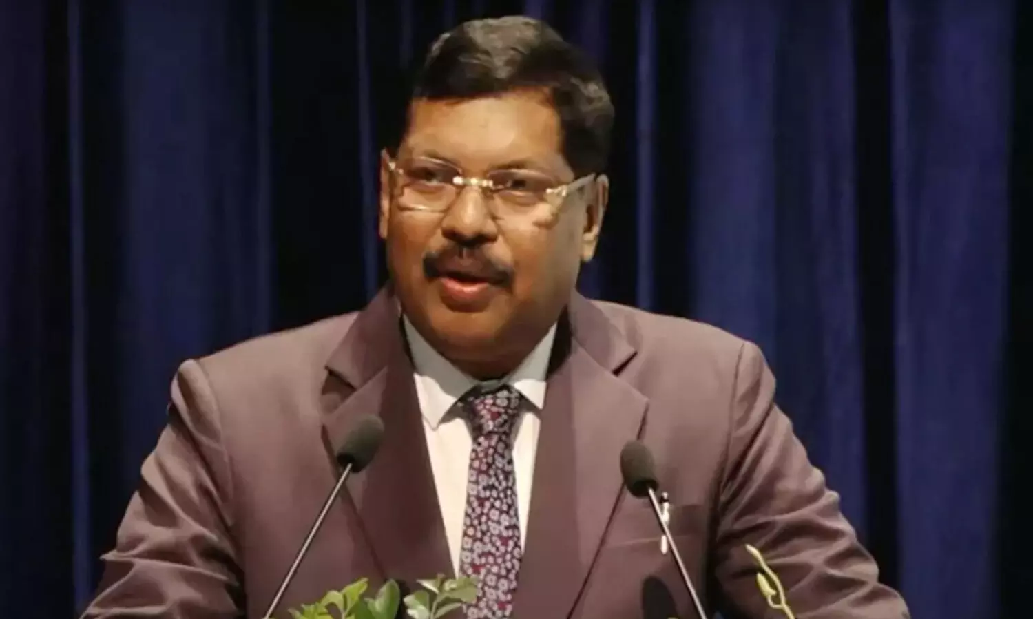 പരിചയ സമ്പത്തില്ലാത്ത അഭിഭാഷകൻ 6 മാസം  വാദിച്ച് മെഴ്സിഡസോ ബെൻസോ വാങ്ങുന്നുണ്ടെങ്കിൽ അവരുടെ ഉദ്ദേശ്യ ശുദ്ധി ചോദ്യം ചെയ്യണം- ബി.ആർ ഗവായ്