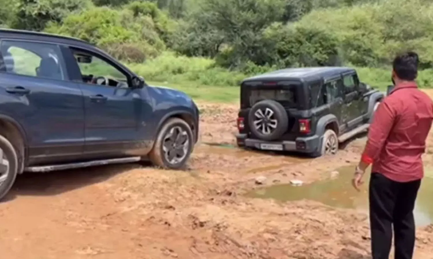 ചെളിയിൽ കുടുങ്ങിയ ഥാർ റോക്സിനെ വലിച്ചു കയറ്റി ഹാരിയർ.ഇ.വി; കൈയടിച്ച് വാഹന പ്രേമികൾ- വിഡിയോ