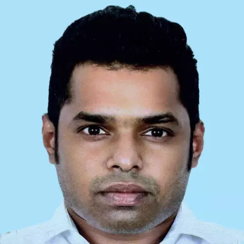 നി​ർ​ത്തി​യി​ട്ട ലോ​റി​യി​ൽ സ്കൂ​ട്ട​റി​ടി​ച്ച് യു​വാ​വ് മ​രി​ച്ചു