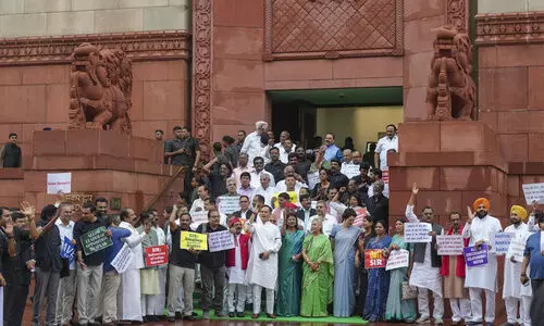വർഷകാല സമ്മേളനത്തിന്റെ ആദ്യവാരം ഒലിച്ചു​പോയി; വോ​ട്ടു വി​ല​ക്കി​നെ​തി​രാ​യ പ്ര​തി​ഷേ​ധം ക​ന​പ്പി​ച്ചു