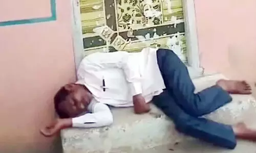 മ​ദ്യ​പി​ച്ച് സ്കൂ​ൾ വ​രാ​ന്ത​യി​ൽ ഉ​റ​ങ്ങി​യ പ്ര​ധാ​നാ​ധ്യാ​പ​ക​ന് സ​സ്പെ​ൻ​ഷ​ൻ