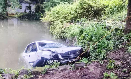 കാർ വീണത്​ രണ്ടാൾ താഴ്ചയുള്ള കുളത്തിലേക്ക്; ഞെട്ടൽ മാറാതെ മ​ന്നം​ക​ര​ച്ചി​റ