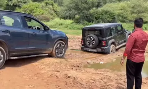 ചെളിയിൽ കുടുങ്ങിയ ഥാർ റോക്സിനെ വലിച്ചു കയറ്റി ഹാരിയർ.ഇ.വി; കൈയടിച്ച് വാഹന പ്രേമികൾ- വിഡിയോ