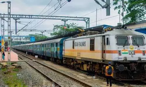 വൈദ്യുതി കമ്പിയിലേക്ക് തെങ്ങ് വീണ് ട്രെയിൻ ഗതാഗതം തടസ്സപ്പെട്ടു വൈദ്യുതി കമ്പിയിലേക്ക് തെങ്ങ് വീണ് ട്രെയിൻ ഗതാഗതം തടസ്സപ്പെട്ടു