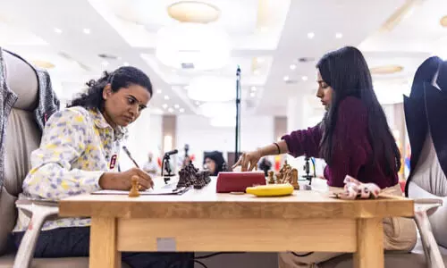 ചെസ് ലോകകപ്പ് ഫൈനൽ: ആദ്യ കളിയിൽ ദിവ്യയും കൊനേരു ഹംപിയും ഒപ്പത്തിനൊപ്പം