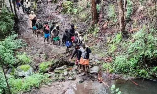 ജോലിക്ക് പോകുന്നതിനിടെ വീണു; പരിക്കേറ്റ സ്ത്രീയെ ആശുപത്രിയിൽ എത്തിച്ചത്​ ആറ്​ കിലോമീറ്റർ ചുമന്ന്​