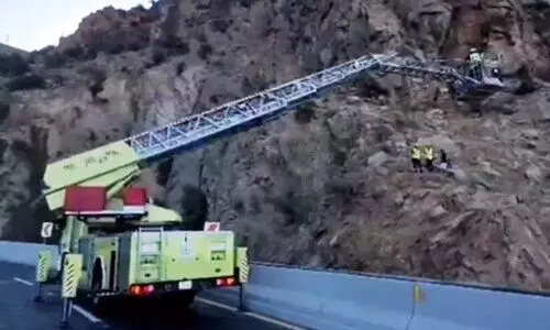 ത്വാഇഫിൽ മലയിൽ കുടുങ്ങിയ നാലുപേരെ സാഹസികമായി രക്ഷപ്പെടുത്തി