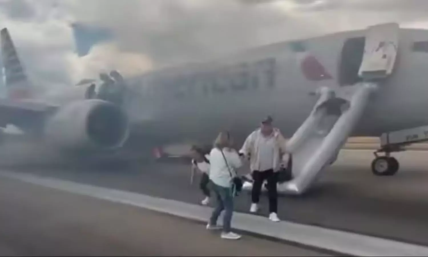 പറന്നുയരാനൊരുങ്ങിയ വിമാനത്തിൽ തീയും പുകയും; യാത്രക്കാരെ ഒഴിപ്പിച്ചു