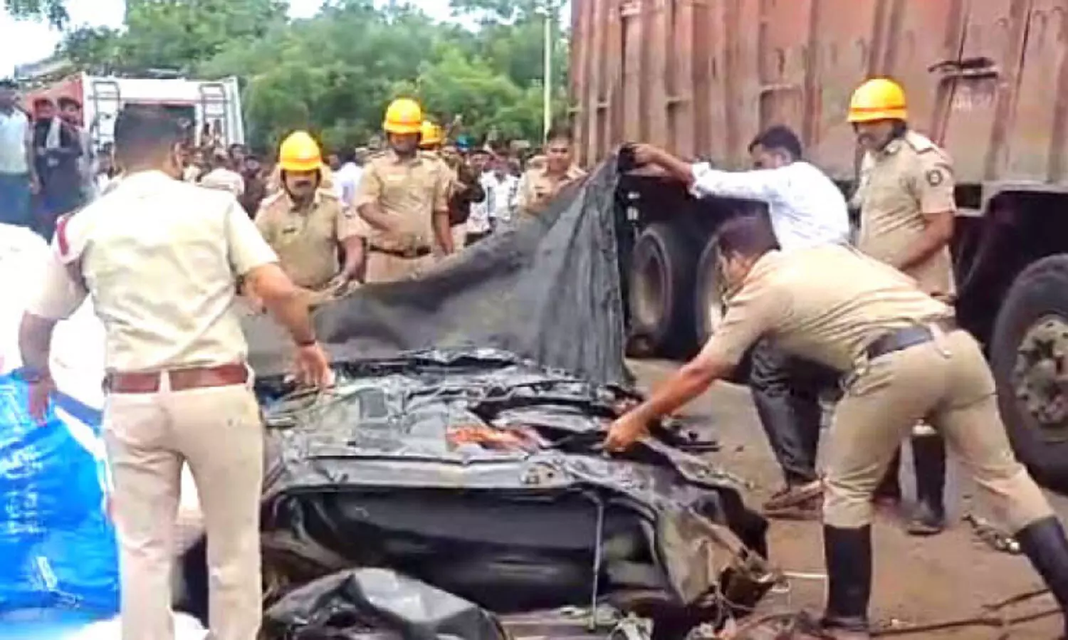 കാ​റി​ന് മേ​ൽ ട്ര​ക്ക് മ​റി​ഞ്ഞ് ര​ണ്ടു​പേ​ർ മ​രി​ച്ചു