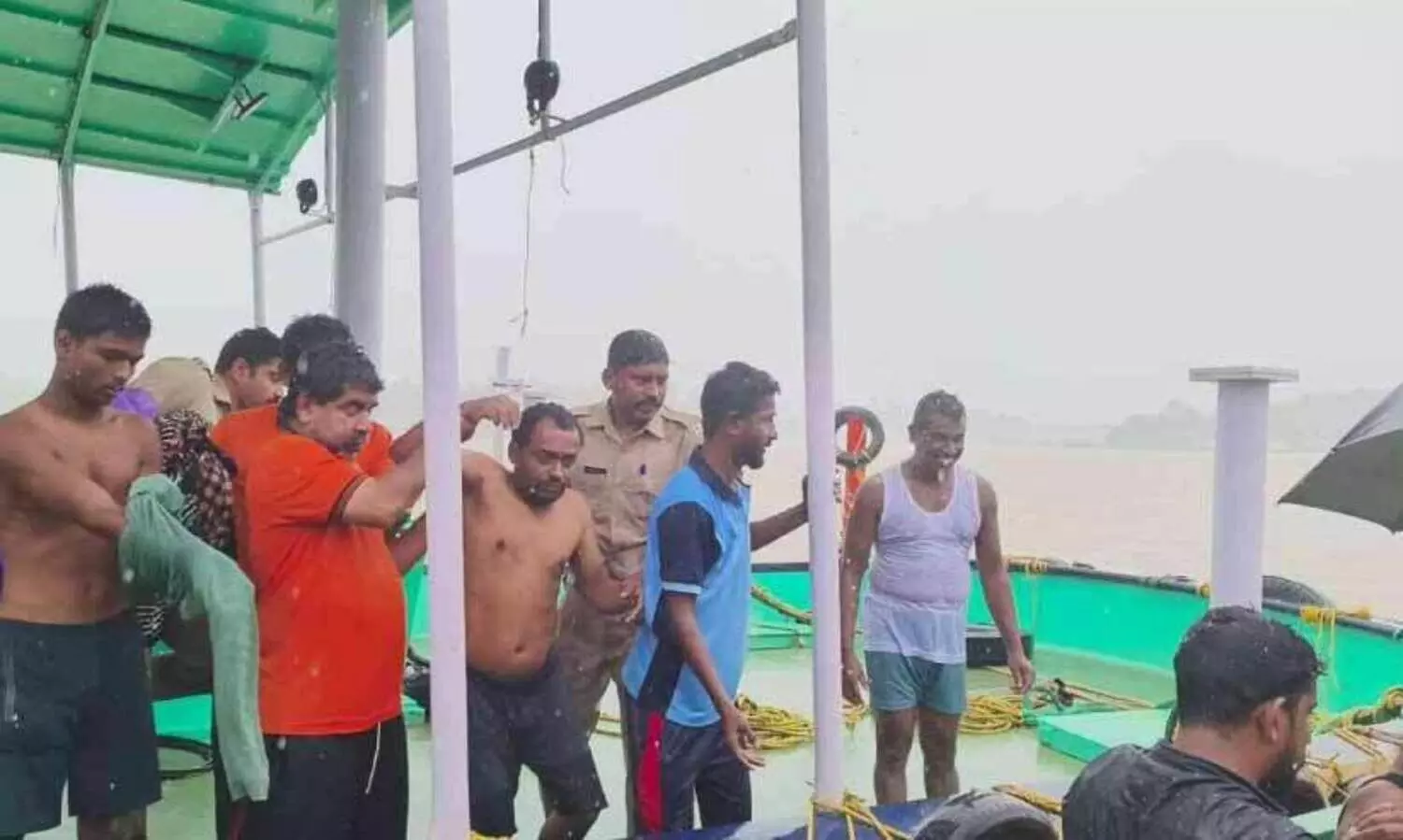 കടൽക്ഷോഭത്തിൽ രണ്ടു വഞ്ചികൾ മറിഞ്ഞു; ഏഴ് തൊഴിലാളികളെ രക്ഷപ്പെടുത്തി