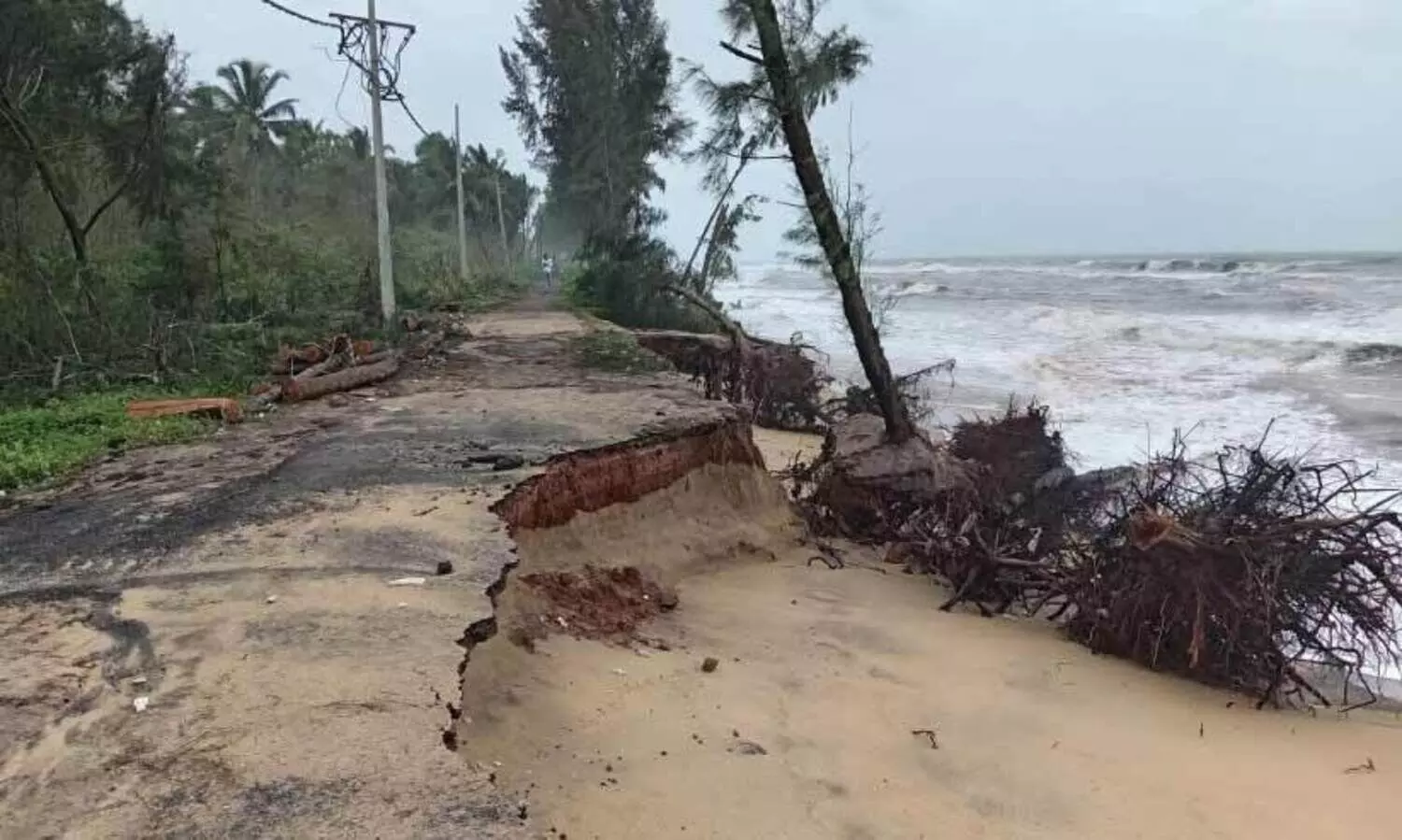 തീ​ര​മേ​ഖ​ല​യി​ൽ ക​ട​ലാ​ക്ര​മ​ണം രൂ​ക്ഷം; തീ​ര​ദേ​ശ റോ​ഡ് ക​ട​ലെ​ടു​ത്തു